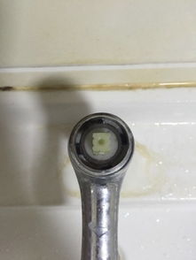 这种水龙头的阀芯装饰盖怎么拆,用了点除锈剂也不管,尖嘴钳伸进去转